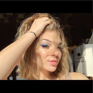 Meet your Posher, Demi!